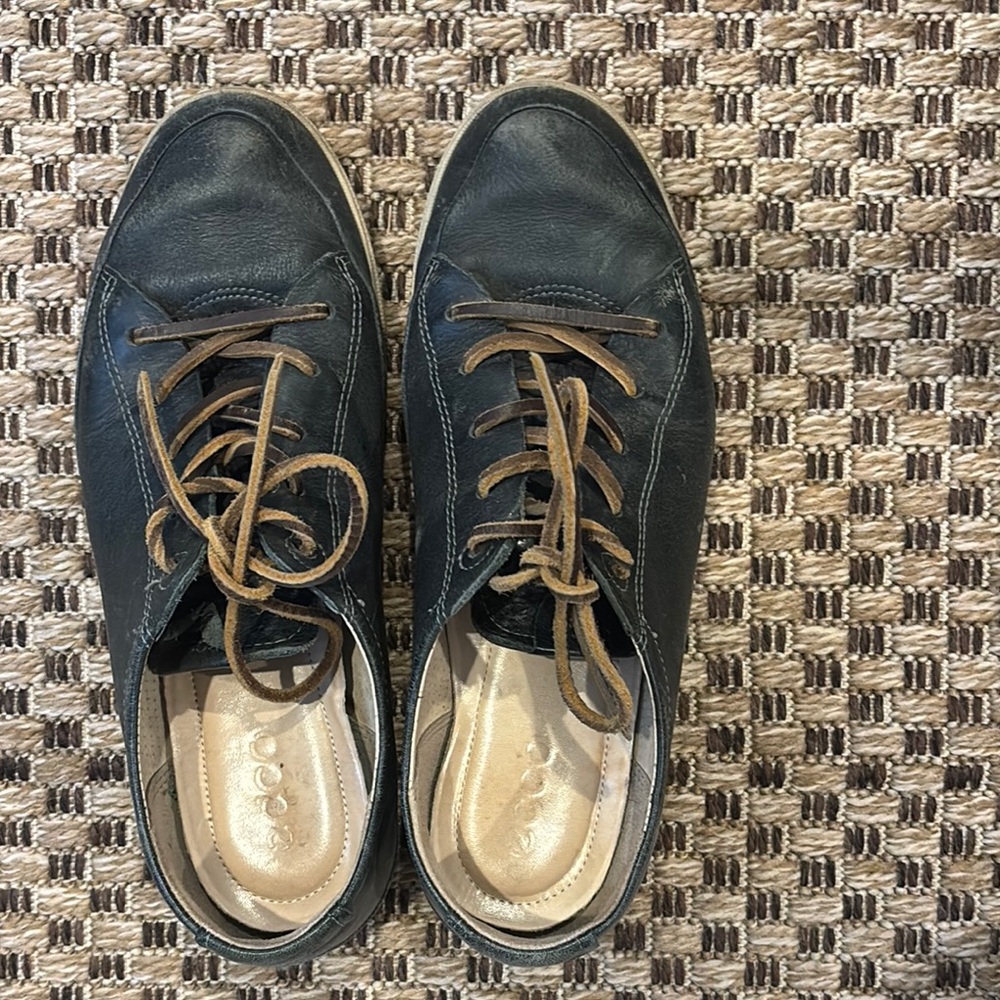 Ecco Black Sneakers with Classic Design